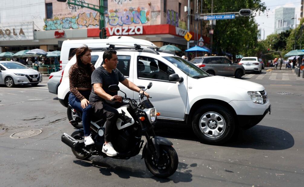 Vehículos eléctricos que circulan por el carril del trolebús. FOTO: DIEGO SIMÓN SÁNCHEZ