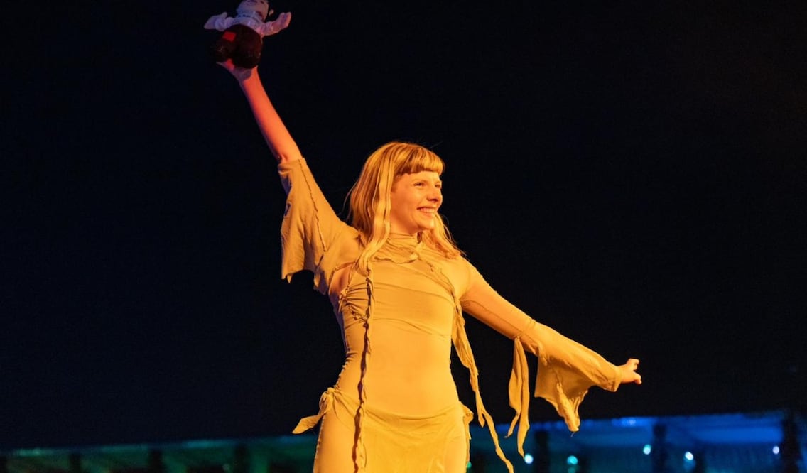 La cantautora noruega Aurora en el escenario principal del Corona Capital. Foto Hugo Salvador El Universal