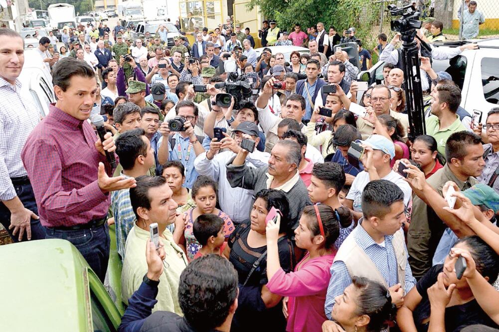 El presidente Enrique Peña Nieto visitó el municipio de Huauchinango, Puebla, en el cual escuchó a los ciudadanos afectados por las tormentas tropicales Earl y Javier (PRESIDENCIA)