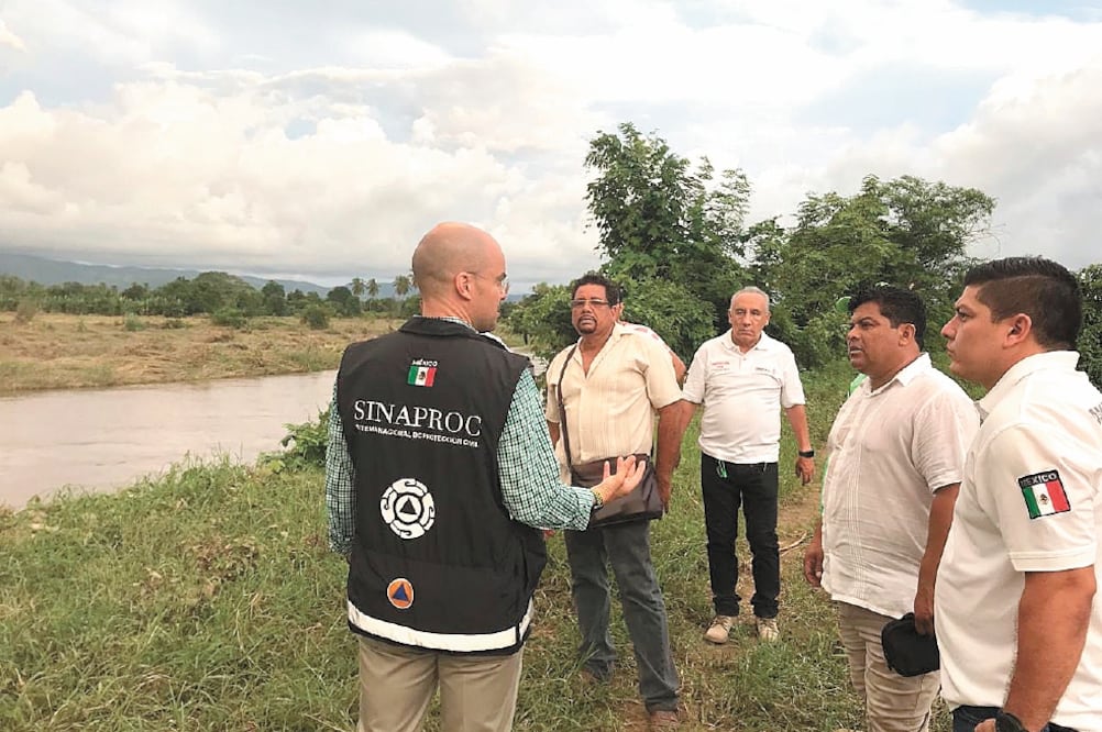 En Oaxaca Narda desbordó nueve ríos, causó la muerte de dos personas y dañó más de una treintena de carreteras locales. Foto/CEPCO