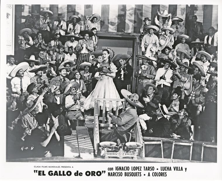 "El gallo de oro" (1964), dirigida por Roberto Gavaldón y con la fotografía de Gabriel Figueroa. En la imagen Lucha Villa, (centro) cantando junto a los músicos. Foto: Archivo Mil Nubes-Foto