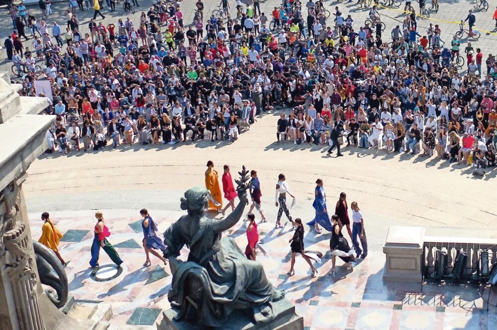 El evento organizado en conjunto con EL UNIVERSAL acaparó las miradas ante el desfile de diseños del mexicano Kris Goyri en la columna de la Independencia (IVÁN STEPHENS EL UNIVERSAL)