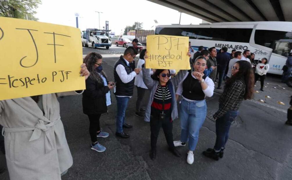 “¡Respeto a la división de poderes e independencia judicial!”, es la demanda que externaron en mantas, mientras impiden el paso de vehículos del transporte público de pasajeros al paradero Norte del Metro Cuatro Caminos. Foto: Jorge Alvarado. EL UNIVERSAL