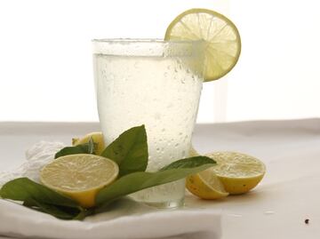 Qué pasa si tomas diario agua con limón en ayunas
