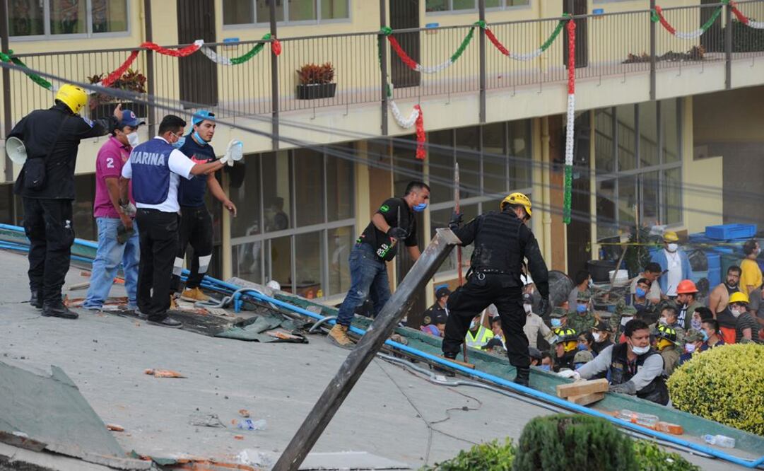 Logran hablar con Frida, niña atrapada en colegio Rébsamen