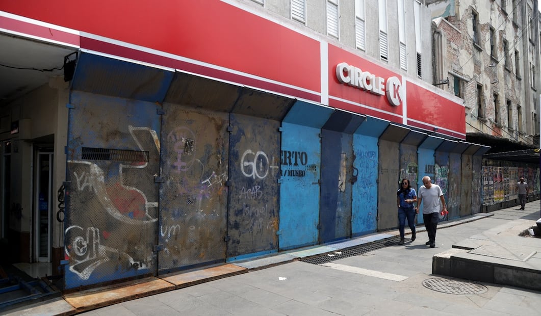 Comercios de Eje Central y de calles como República de Cuba y Belisario Domínguez son protegidos con vallas metálicas previo a la marcha del 2 de octubre, en Ciudad de México, el 1 de octubre de 2025. Foto: Carlos Mejía/EL UNIVERSAL