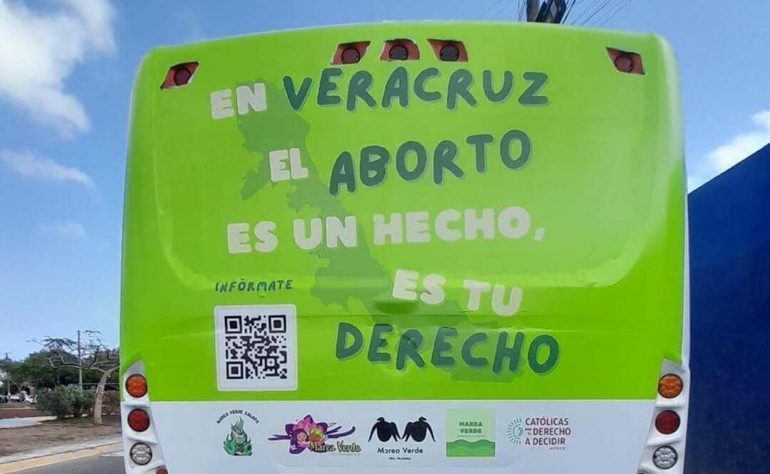 ONGs divulgan en autobuses campaña sobre el aborto seguro. Foto: Cortesía Marea Verde