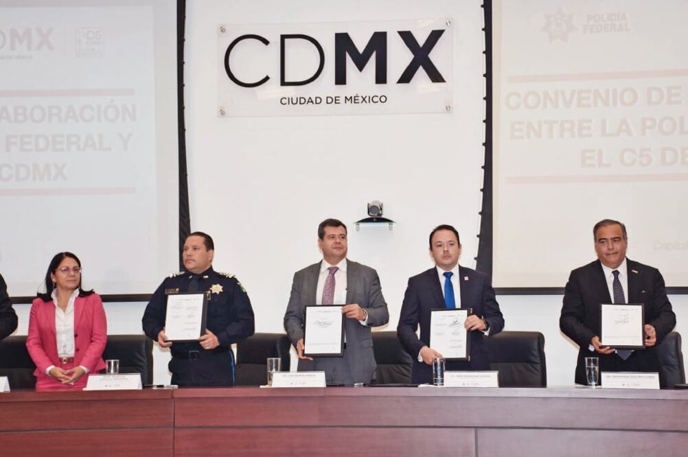 Mediante la firma de un convenio, el jefe de Gobierno, José Ramón Amieva (cent ro) , dijo que miembros de la Policía Científica de la PF podrán instalarse en el C5. (ESPECIAL)