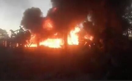 Quedan calcinadas dos camionetas de huachicoleros tras explosión de toma clandestina en Nopala, Hidalgo