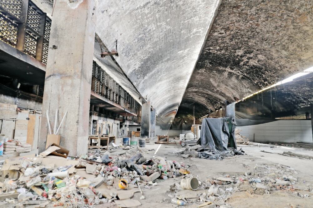 Un tapial divide la parte restaurada de la zona dañada, donde las huellas del incendio ocurrido en febrero de 2013 a causa de un corto circuito, se notan en los techos de la nave. (FOTOS: IVÁN STEPHENS. EL UNIVERSAL)