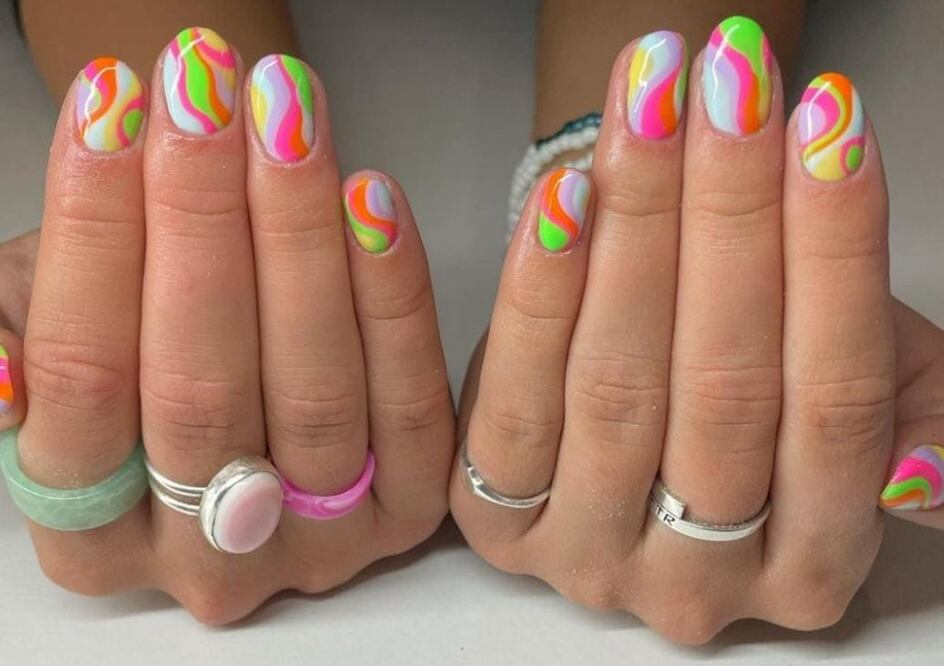 Las uñas neón se apoderan de la primavera. Foto: Instagram @paintedby__em