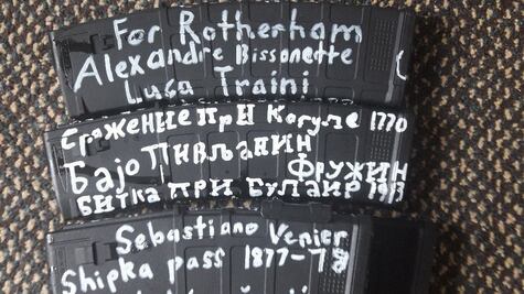 ¿Qué significan los nombres en el armamento del autor del tiroteo contra mezquita?