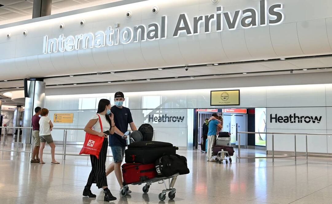 Las restricciones, que entrarán en vigor a las 04:00 horas de este viernes, no se aplicarán a personas con nacionalidad británica o irlandesa (Foto: AFP)