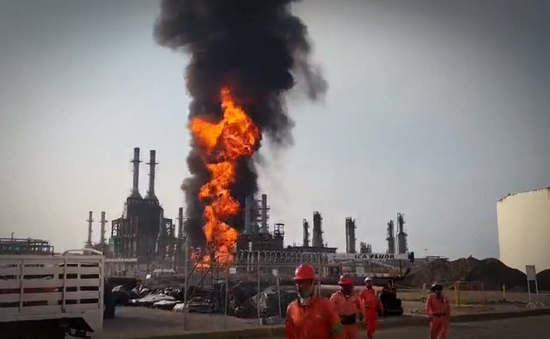 Incendio en refinería de Salina Cruz. Las pólizas están amparadas por mercados de reaseguro internacional que protegen, no solo los riesgos de Pemex, sino de otras empresas de la industria a nivel mundial. Foto: Especial.