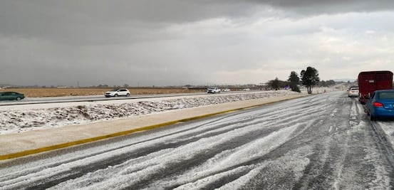 ¡Sorpresa invernal! Intensa granizada cubre de blanco carretera Atlacomulco-Toluca; hielo provoca tránsito lento