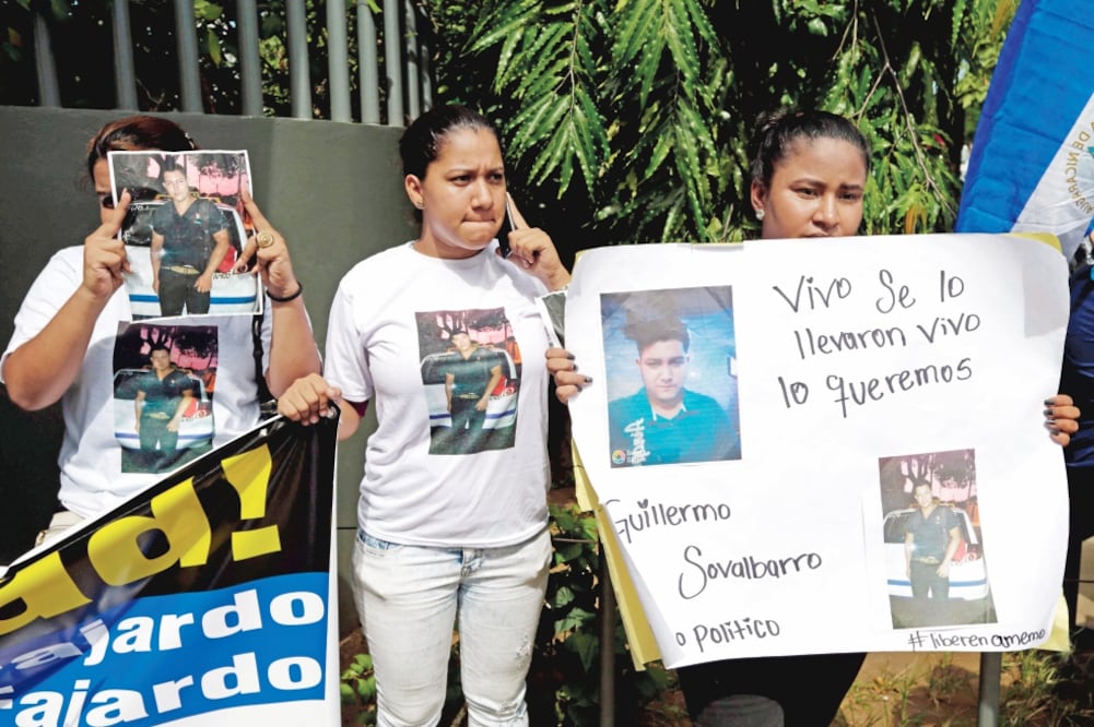 Familiares de presos políticos, durante una manifestación, ayer afuera de la sede del Poder Judicial, en Managua. (AFP)