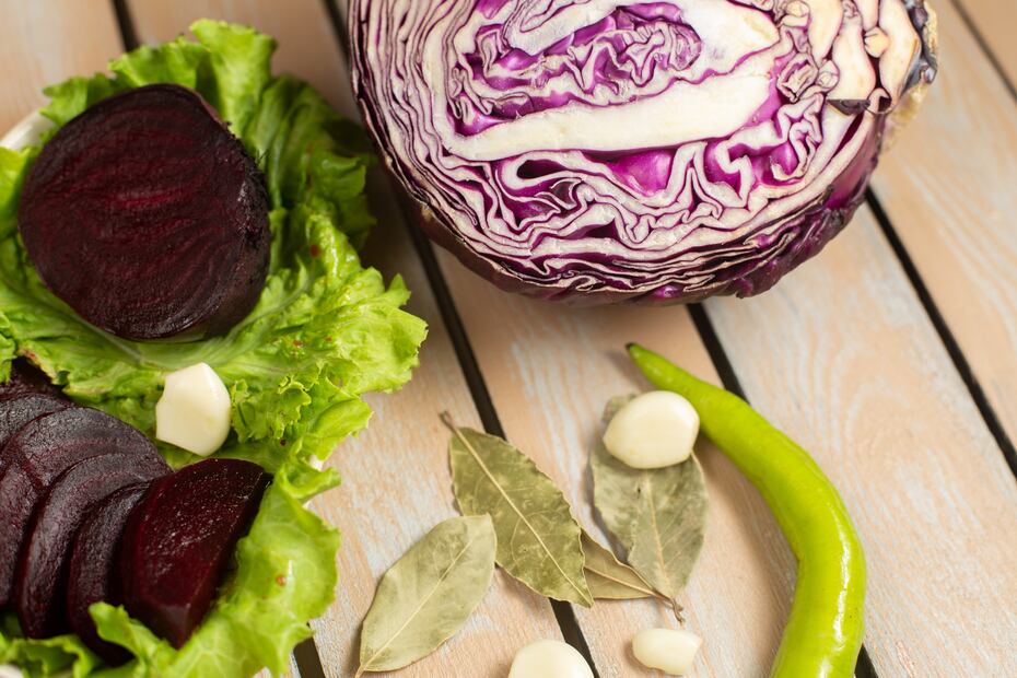 El betabel aporta el color rojo característico y beneficios para la salud, mientras que la lechuga añade frescura y nutrientes esenciales a esta tradicional bebida. Foto: Freepik