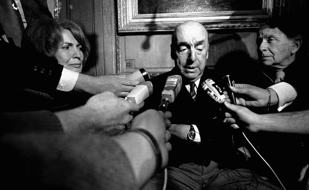 Pablo Neruda hablando con los medios tras recibir el Nobel de Literatura, en 1971. Foto: AP/Laurent Rebours, archivo