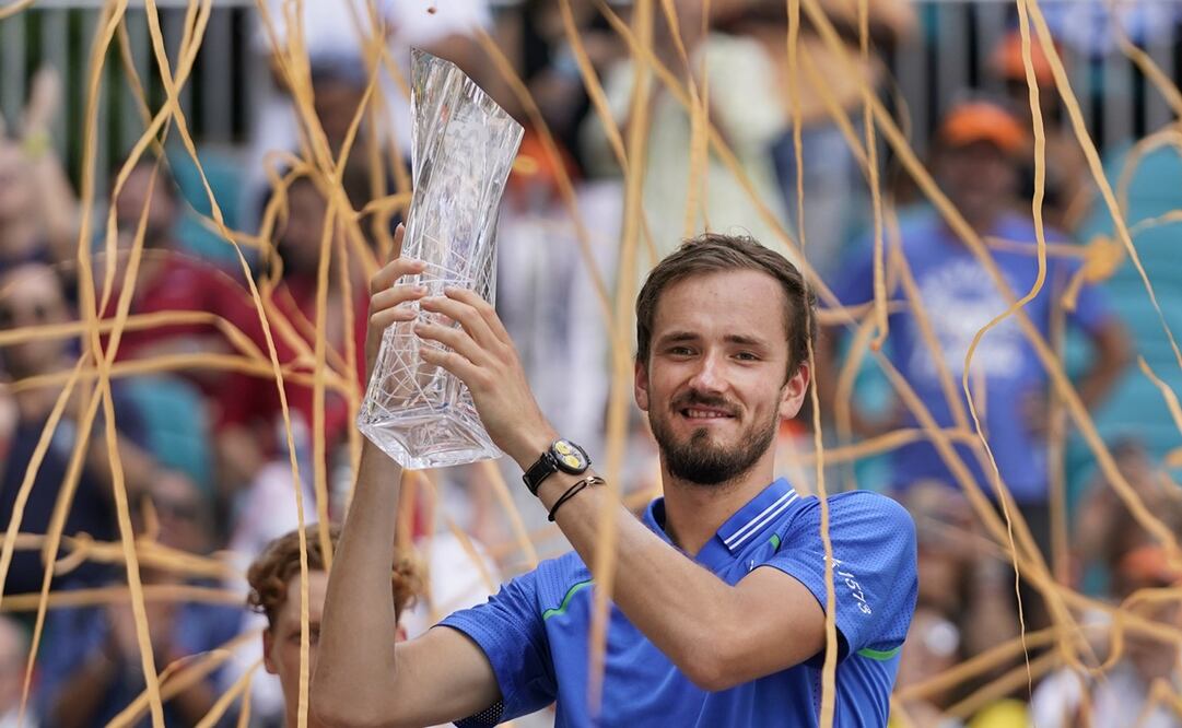Daniil Medvedev posando con el trofeo en Miami Gardens / Foto: AP