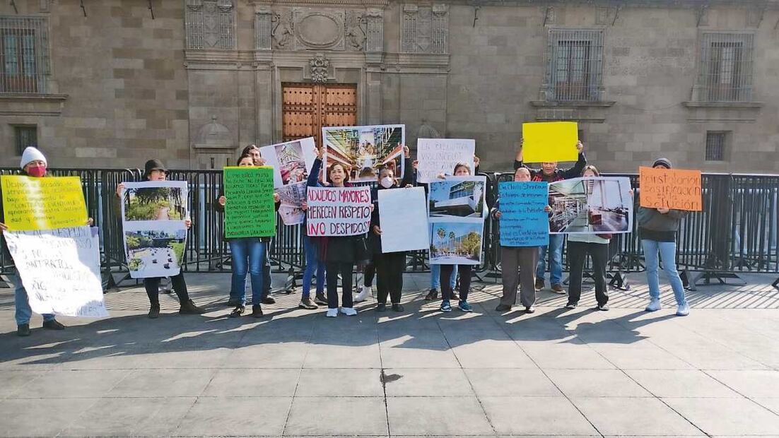 Imagen de la protesta, de los bibliotecarios despedidos, en Palacio Nacional el 12 de enero. Abajo, carteles afuera de la Vasconcelos donde denuncian que ahora su trabajo lo realizan becarios. Fotos: Especial y Carlos Mejía / EL UNIVERSAL