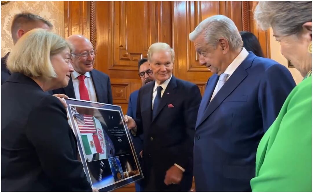 Andrés Manuel López Obrador se reúne con Bill Nelson y Pamela Melroy, una de las dos únicas mujeres que ha comandado un transbordador espacial. Foto: Captura de pantalla