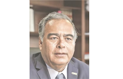 Collins va por amparo contra orden de captura