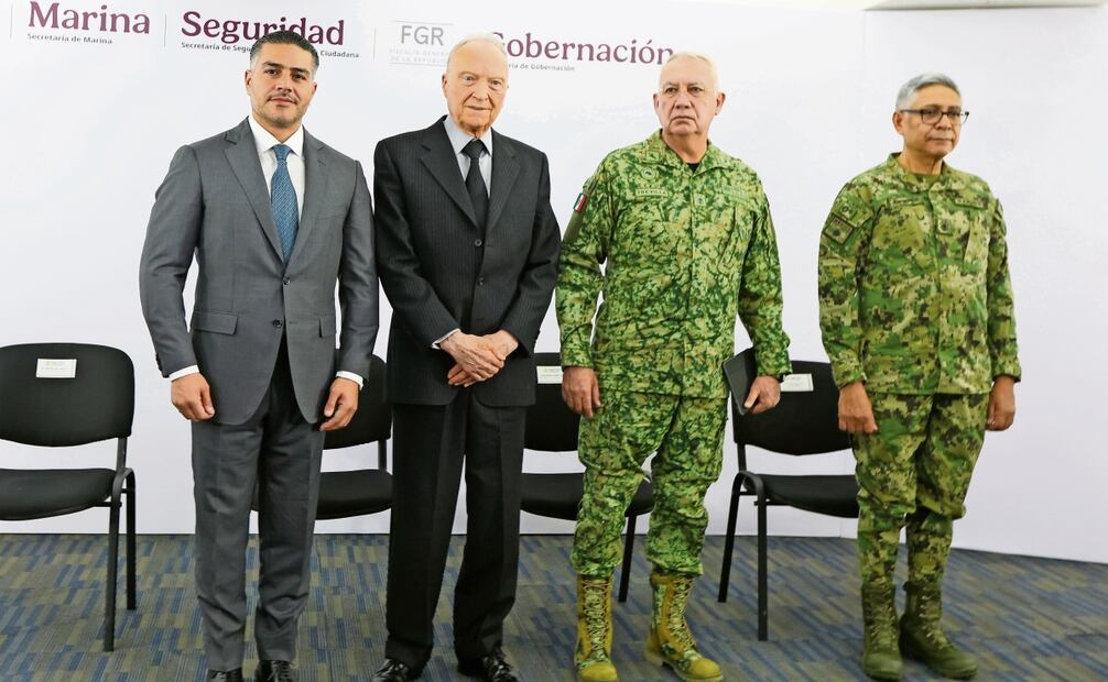 El titular de la SSPC, Omar García Harfuch; el fiscal Alejandro Gertz y los secretarios de la Defensa, Ricardo Trevilla, y de Marina, Raymundo Pedro Morales, durante la conferencia. Foto: Axel Sánchez / EL UNIVERSAL