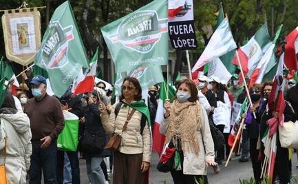 Integrantes de FRENAAA marchan al Ángel de la Independencia
