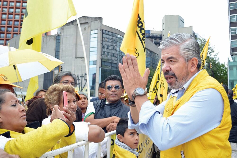 Raúl Flores, líder del PRD en la capital, dijo que los militantes están en su derecho de salir a las calles en estos instantes y hacer actos partidistas. (VANESSA ROMERO.OBTURADOR MX)