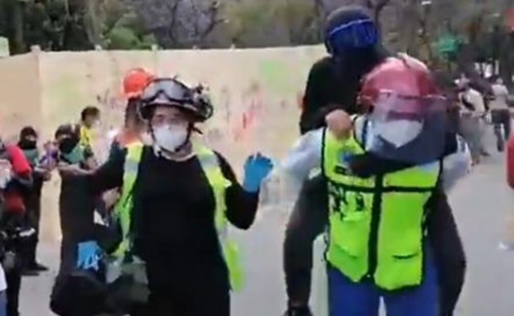 Mujeres resultan heridas tras romper cristal en Metro Hidalgo; captan video