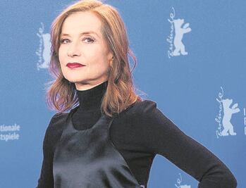 Huppert pasea con la altivez de "Eva"
