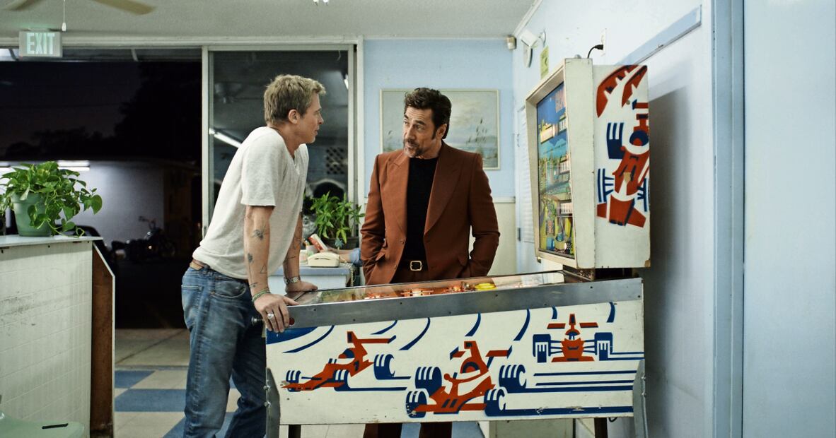 Sonny Hayes (Brad Pitt), un excorredor olvidado, es llamado por su amigo Rubén Cervantes (Javier Bardem) para ayudar a los pilotos jóvenes. Foto: Warner Bros