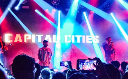 Capital Cities volvió a la CDMX con fiesta y mensaje político; los fans perdonaron la espera