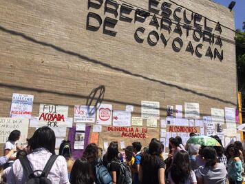 Con carteles, alumnos de Prepa 6 denuncian acoso de maestros