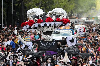 Desfile de Día de Muertos reúne a 250 mil personas