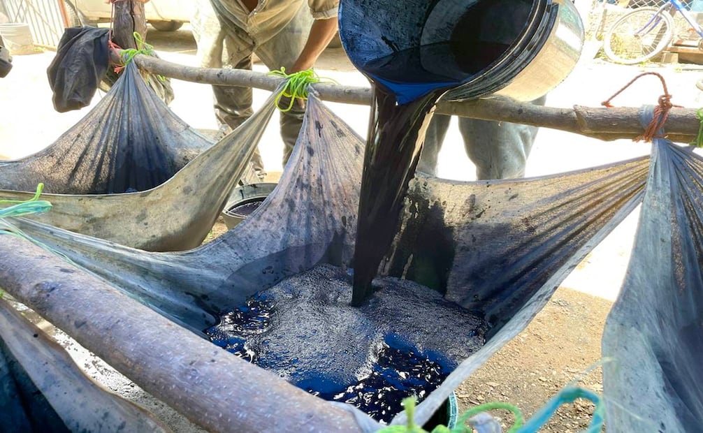 Ya que fermentó, los artesanos hacen una espesa reducción de la mezcla original que cuelan en mantas, donde sólo quedará una pasta de añil puro. Foto: Paulino Toledo.