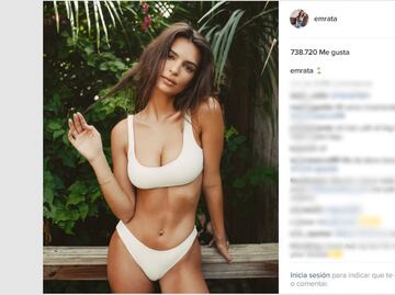 Emily Ratajkowski posa en sexy bikini
