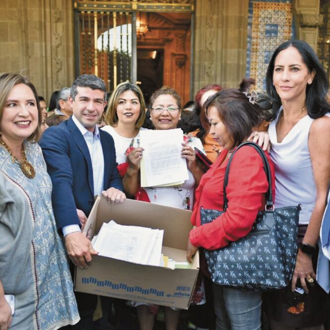 Integrantes del PAN acompañaron a trabajadoras de estancias infantiles a entregar 24 mil firmas a la jefa de Gobierno, Claudia Sheinbaum, para evitar el cierre de esos lugares en la Ciudad. ESPECIAL 