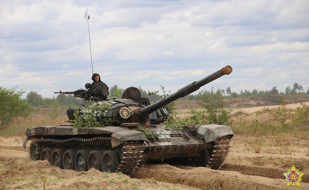 Tanque bielorruso rueda durante las maniobras de una semana con combatientes mercenarios de la compañía militar privada Wagner. Foto: AP