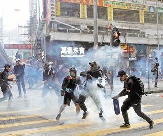 Continúan los violentos choques en Hong Kong