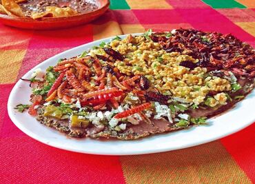 Esta pizzería cadena anunció su versión de tlayuda y así responden los oaxaqueños
