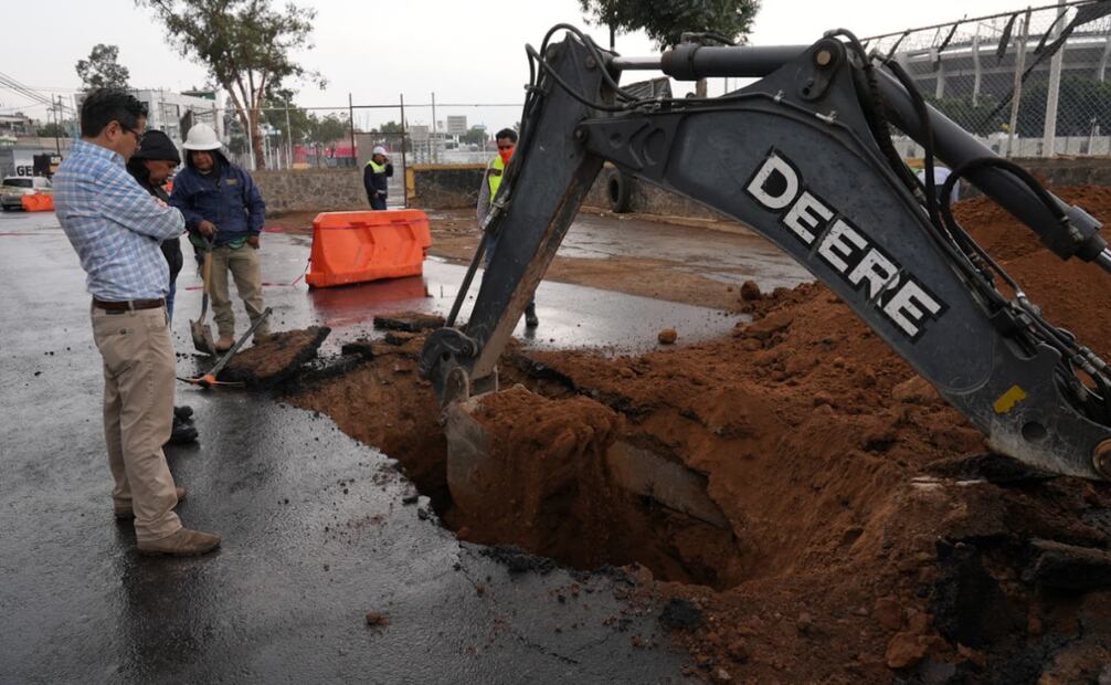 Se abre socavón en Circuito Estadio Azteca; Segiagua evalúa filtraciones de colector.
Foto: Especial.