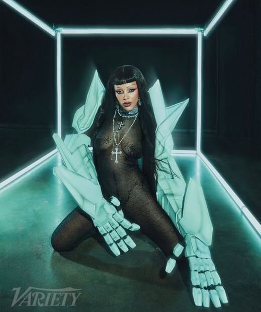 Doja Cat seduce con impactantes looks de transparencias y piel