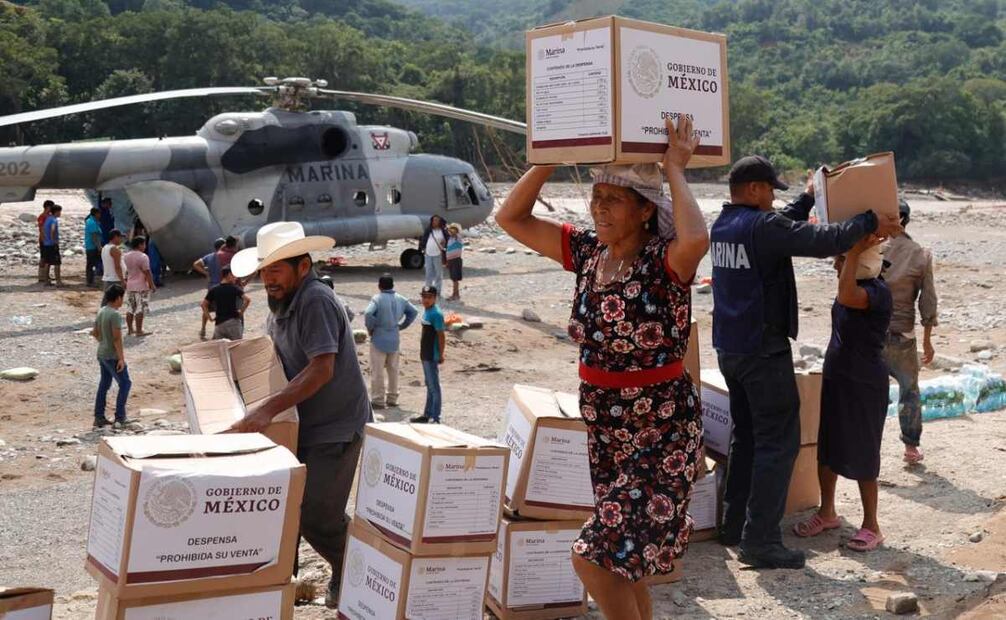 La tripulación del helicóptero ANX-2202 de la Armada de México lleva víveres a damnificados por las lluvias. Foto: Especial.