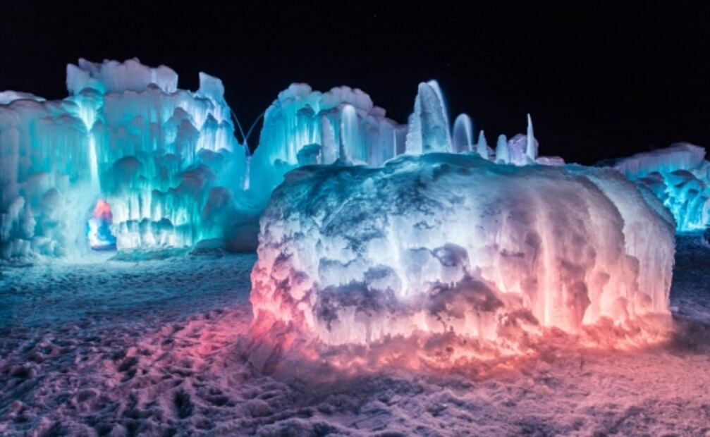 Ice Castles: conoce los castillos de hielo con resbaladillas y túneles