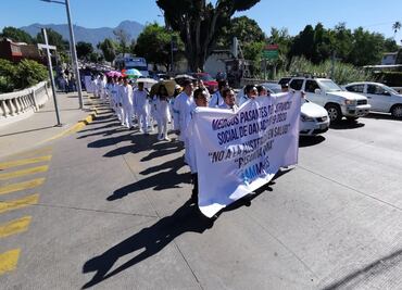 Marchan médicos pasantes de Oaxaca contra recortes en el sector Salud