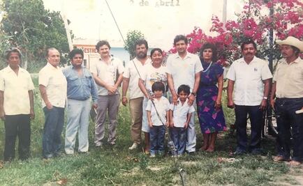 Comparte AMLO foto que se tomó con niño hace 31 años