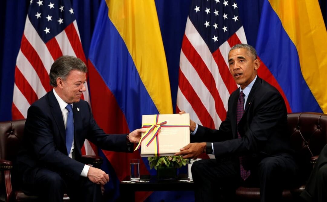 El presidente de Colombia, Juan Manuel Santos entregó una copia del acuerdo de paz a su homólogo estadounidense Barack Obama (Reuters)