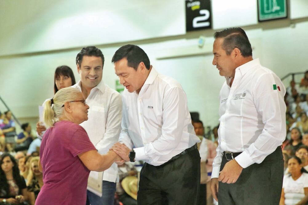 El gobernador de Jalisco, Aristóteles Sandoval, y los titulares de la Segob, Miguel Ángel Osorio, y de la Sedesol, Luis Enrique Miranda, encabezaron ayer en Puerto Vallarta el acto “Soy México: Identidad e Inclusión”. (SEGOB)