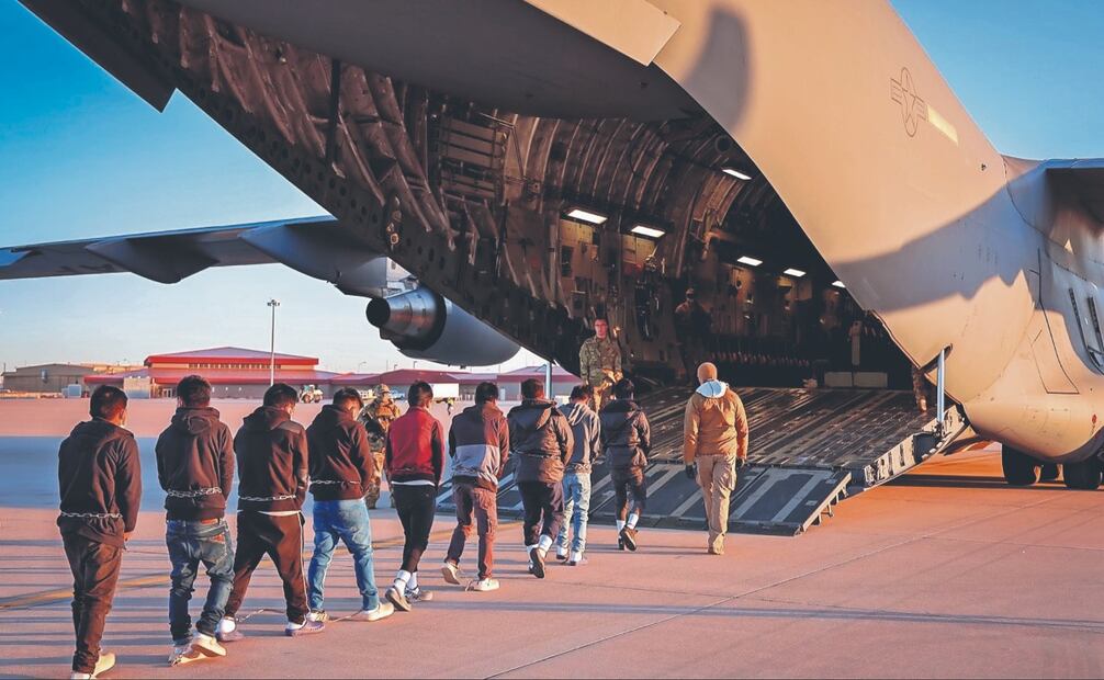 Migrantes encandenados, rumbo a un avión para un vuelo de deportación. Las autoridades de EU arrestaron a 538 “inmigrantes ilegales” y repatriaron a “cientos” en una masiva operación en los primeros días del segundo mandato del presidente Donald Trump. Foto: de EFE